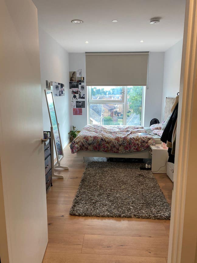 Large double room available in Surrey Quays Main Photo