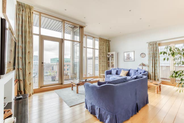 Beautiful room with en-suite shower city centre  Main Photo