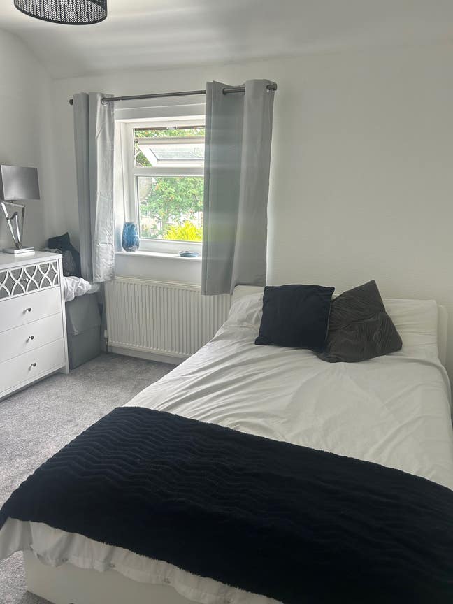 Double room in house in Romiley - female only Main Photo