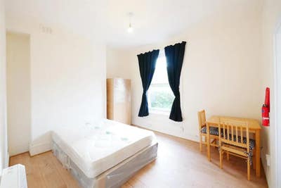 Lovely large self contained studio flat for rent ! Main Photo
