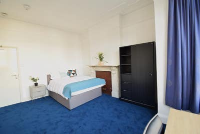 Fast London Commute – Schedule a Viewing Today! Main Photo