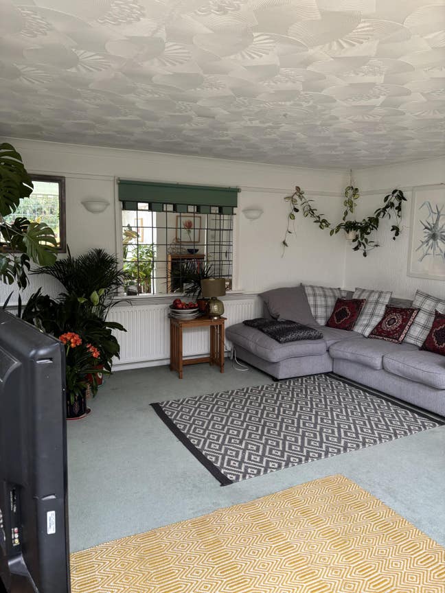 Lovely sunny room in house share Main Photo
