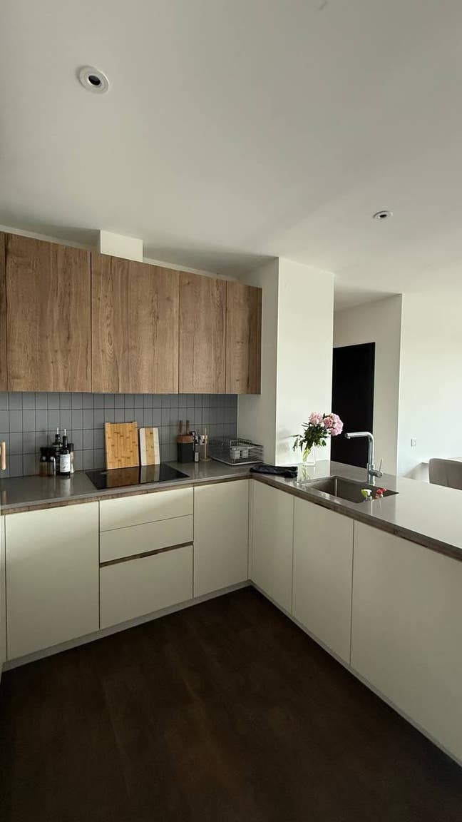 Modern room in a new building with with gym Main Photo