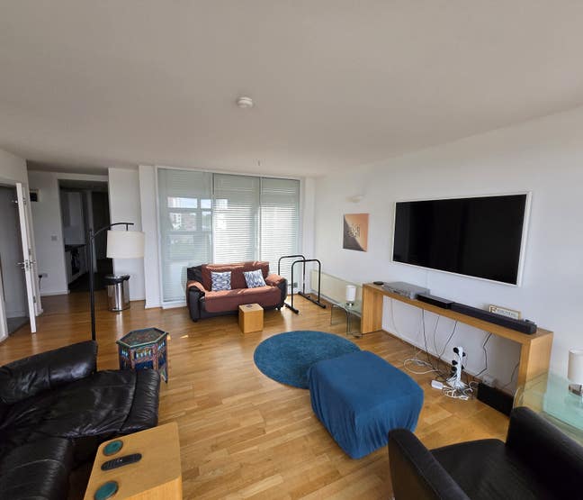 Double Room in Modern Flat opposite tube station Main Photo