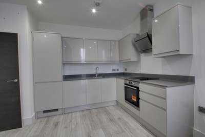 Modern One Bedroom Apartment Farnham Road, Water B Main Photo