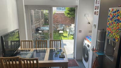 Very large bright newly decorated double room Main Photo