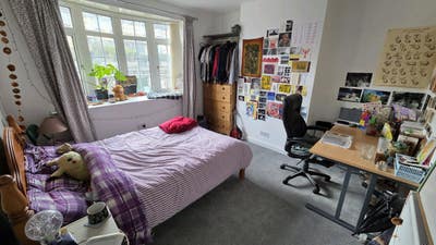 Upstairs Friendly Double Room, all amenities close Main Photo