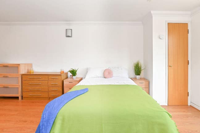 Huge Huge Double Room Close to Dlr!  Main Photo