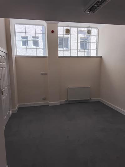Spacious room + free parking space Main Photo