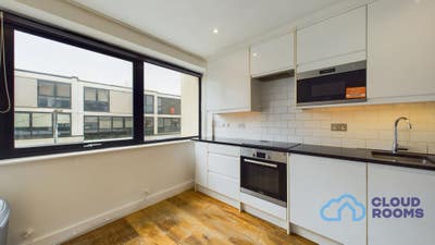🏡 4 Rooms– Bright Flat in Farnborough GU14 Main Photo