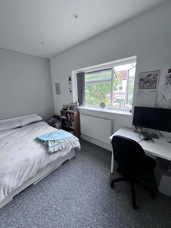 Spacious room in flat share with own bathroom Main Photo