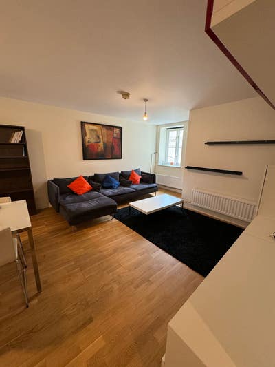 2 Bedroom Flat in SouthGate - Central Main Photo