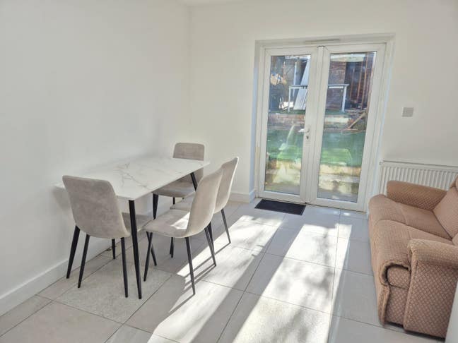 Newly refurbished double room- move in NOW Main Photo