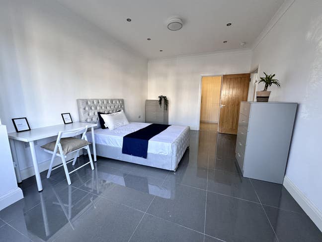 Ensuite Double room NW10/ close to jubilee line Main Photo
