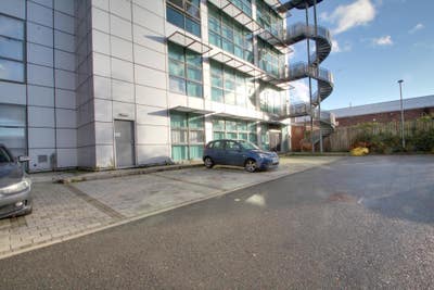 Modern One Bedroom Apartment Farnham Road Main Photo