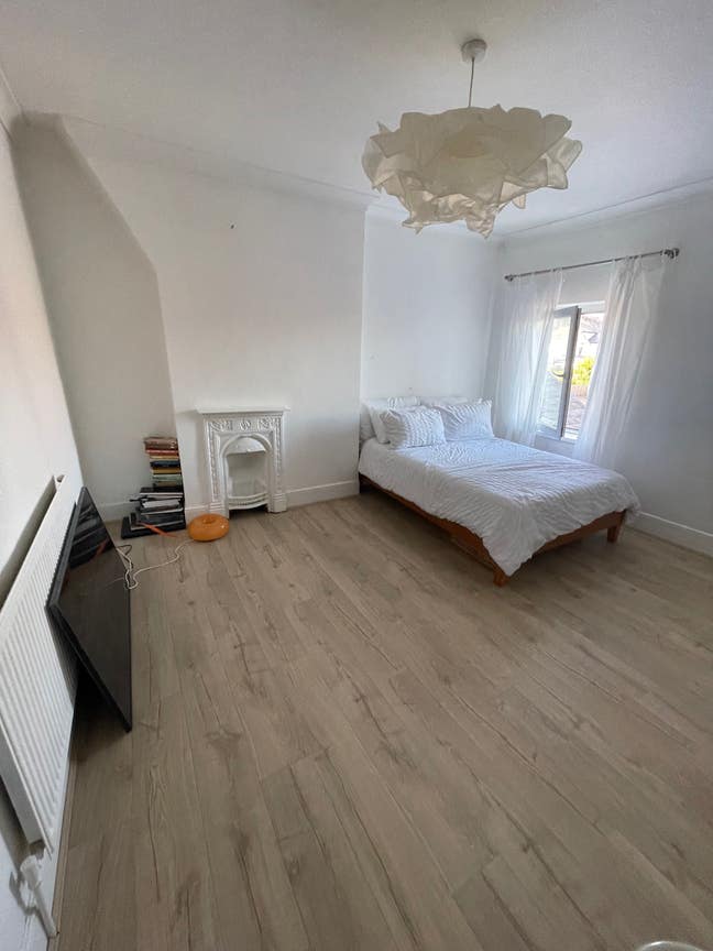 Spacious double room near Barry Docks station  Main Photo