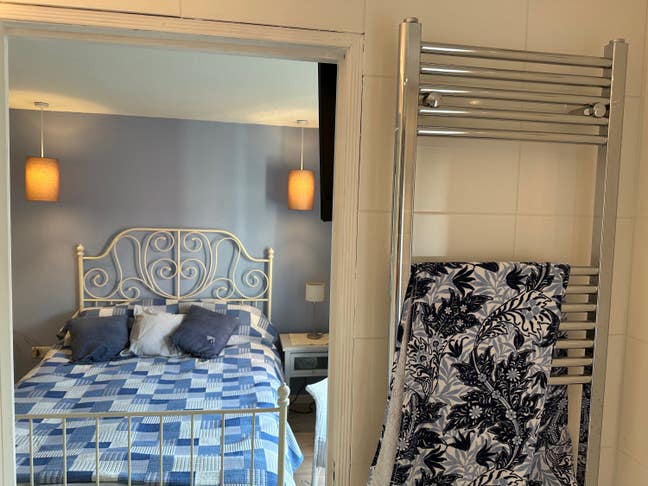 Double bedroom with en-suite in excellent location Main Photo