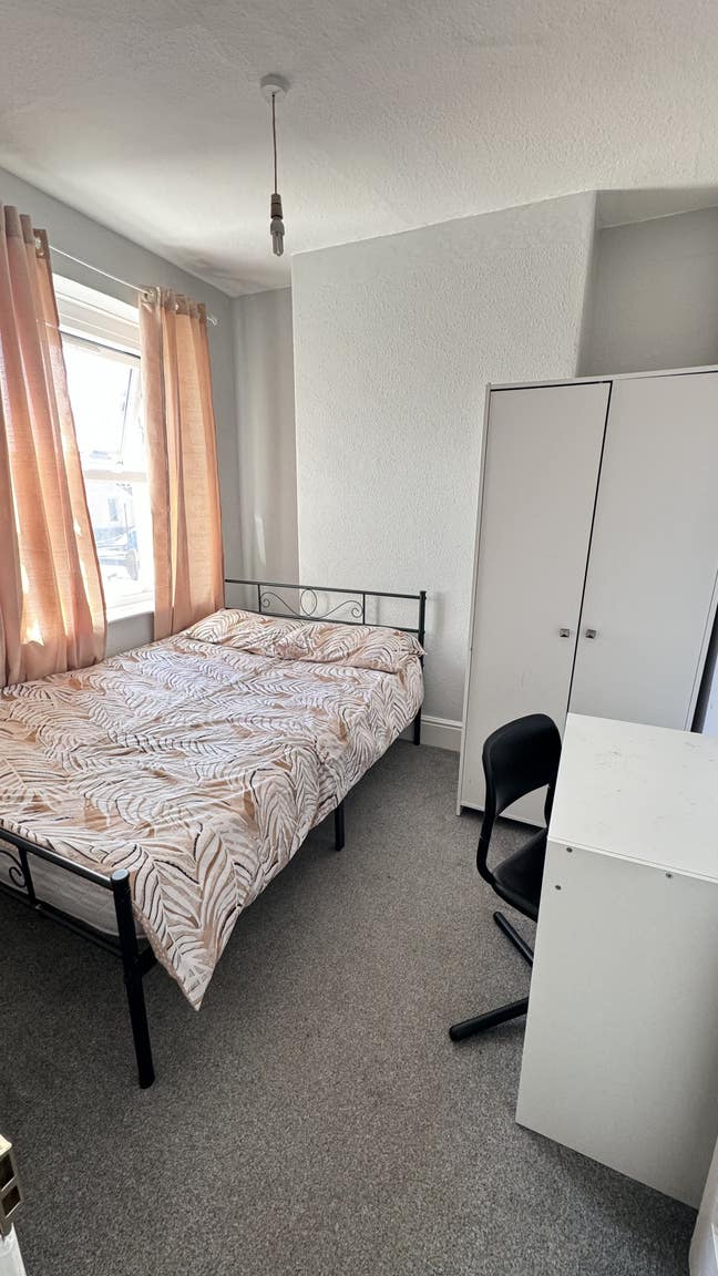 Single bedroom available in a terraced house  Main Photo