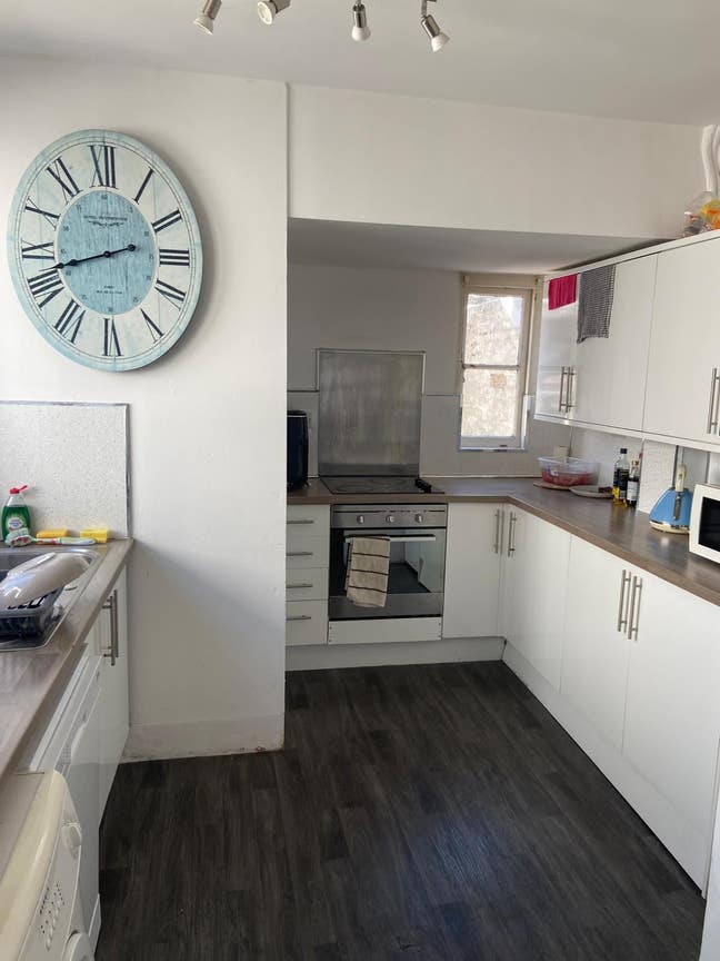 Large Double Room in quiet, respectful house Main Photo