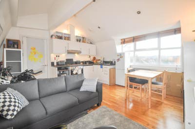Beautiful one bedroom top floor flat in Brixton Main Photo