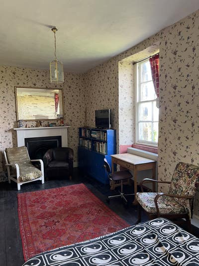 Large Beautiful Room Main Photo