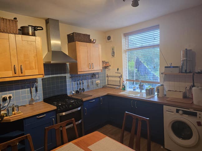 Single bedroom nr Hillsborough £295 pm incl bills Main Photo