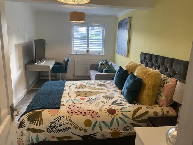 Well presented large double room with own bathroom Main Photo