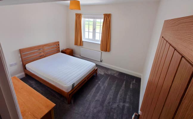 Beautiful Double Room in Welcoming Family Home Main Photo