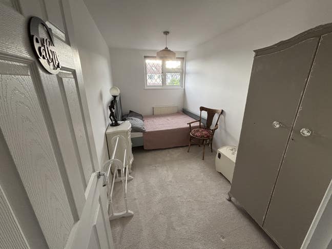 Double bedroom in spacious family home Main Photo