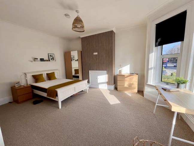 Large Room in Luxury House in a Great Location Main Photo