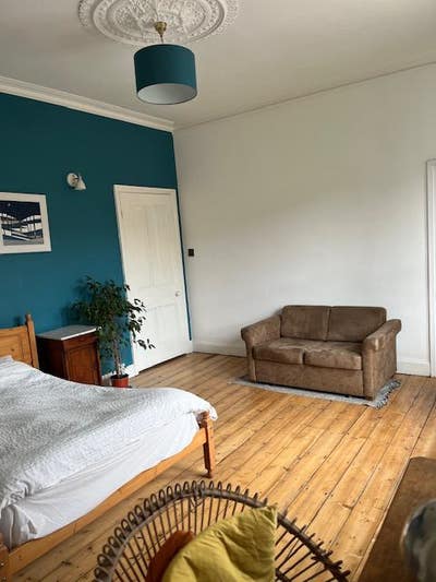 Large double en-suite room in family house Main Photo