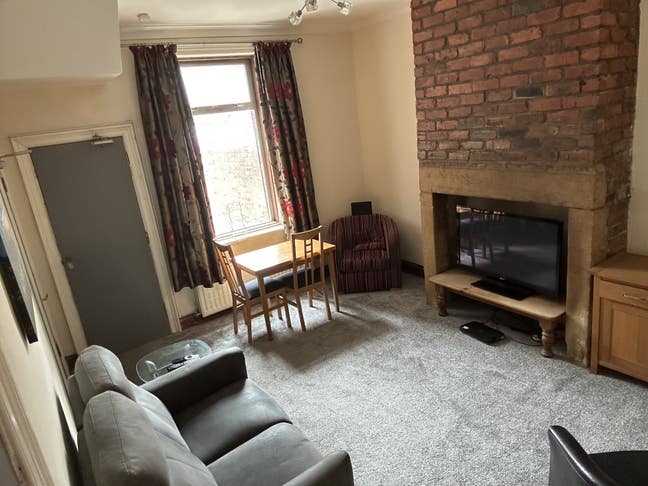 Large room in Heaton with Sky   Main Photo