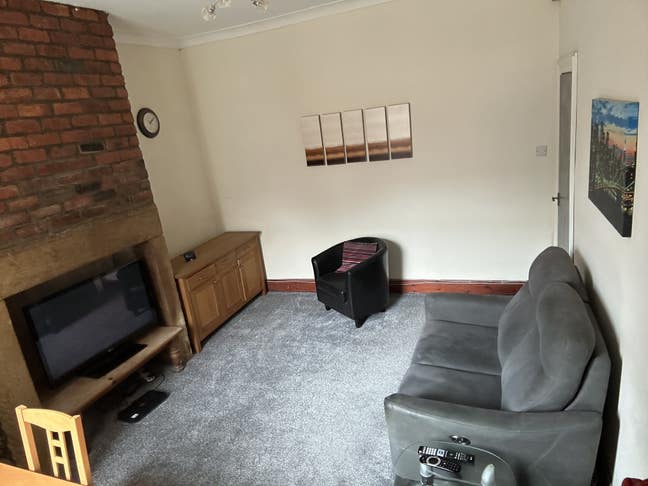 Large room in Heaton with Sky   Main Photo