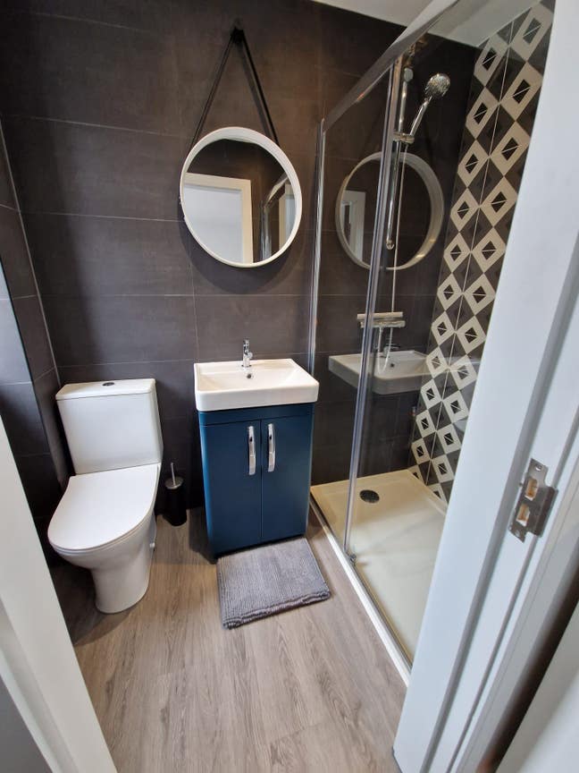 Modern Spacious Ensuite: Central  (GU1 1Ey)  Main Photo