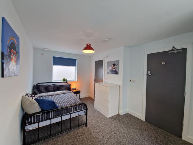 Modern Spacious Ensuite: Central  (GU1 1Ey)  Main Photo