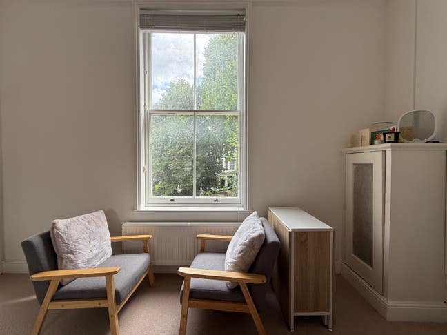 Kensington spacious living.  Main Photo