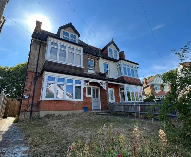 One Bedroom Top Floor Flat in South Croydon Main Photo