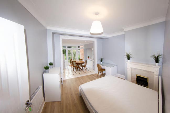 Beautiful Large,  Double Bedroom W/ Garden Access Main Photo