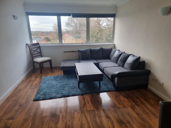Large room to let - Weybridge, close to station Main Photo