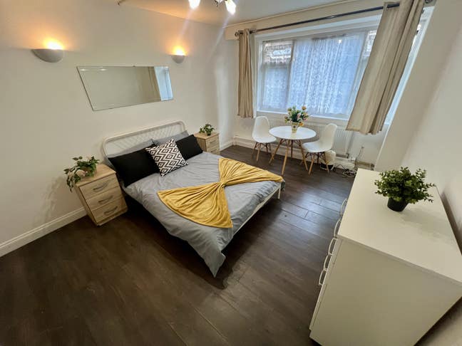 Lovely spacious room amazing area Main Photo