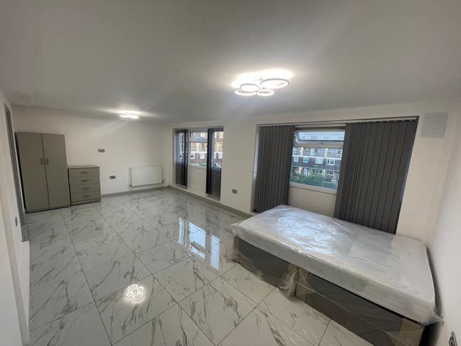 Modern big room in BOW ( bills Included) Main Photo