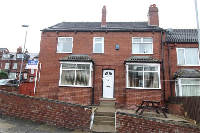 A refurbished, large and comfortable three bedroom Main Photo