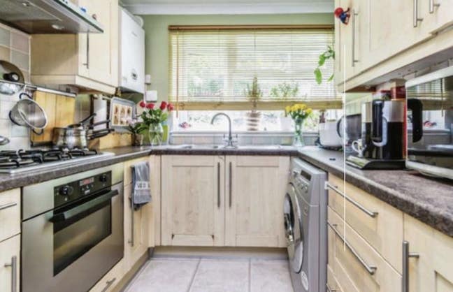 Double Bedroom to rent in Caterham Main Photo