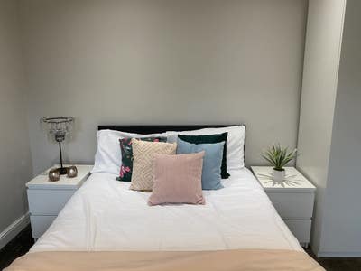 En suite double room in a professional house share Main Photo