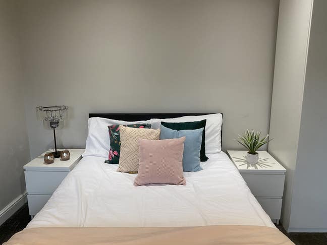 En suite double room in a professional house share Main Photo