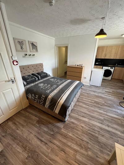 Tredegar studio room Main Photo