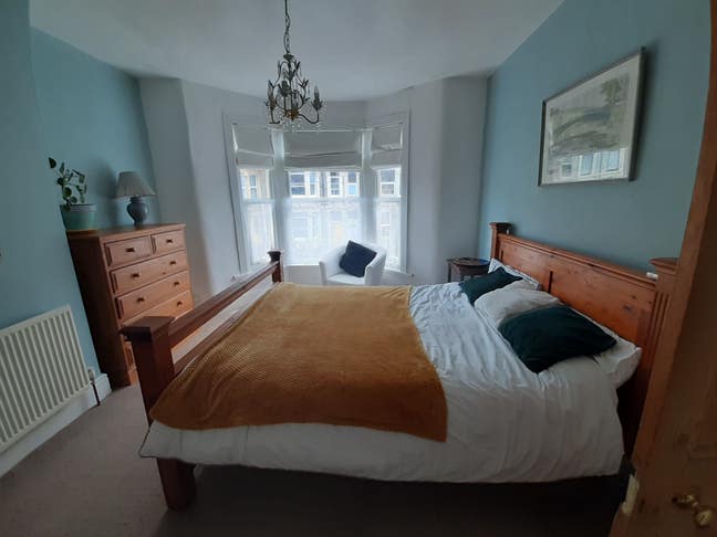 Large, sunny room in a quiet neighbourhood  Main Photo
