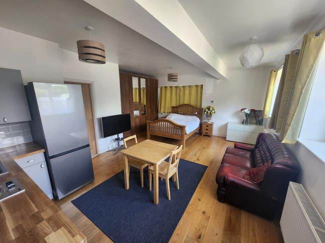 Newly decorated studio flat Main Photo