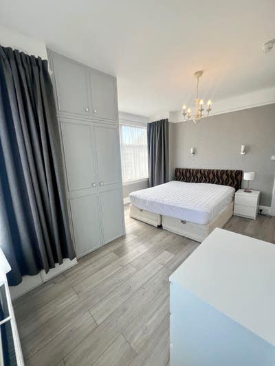 Huge room Main Photo
