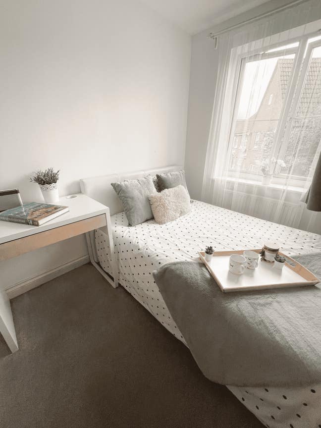 Modern room with private bathroom | Elizabeth Line Main Photo
